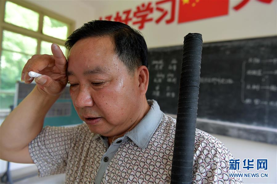 （中國(guó)網(wǎng)事·感動(dòng)2019·圖文互動(dòng)）（2）鄉(xiāng)村教師高自仁：60多根拐杖，撐起42年教學(xué)路