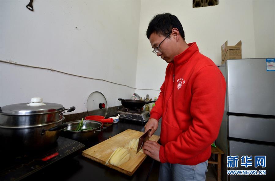 （愛國情 奮斗者·圖文互動(dòng)）（4） “解民生之多艱，育天下之英才”——中國農(nóng)大師生扎根田野書寫奉獻(xiàn)之歌