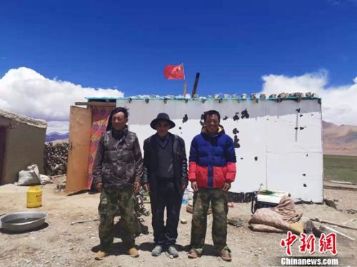 圖為黨確桑布和兩個(gè)兒子。 謝藝觀 攝