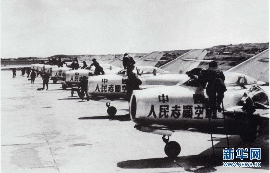 （新華全媒頭條·人民空軍70年·圖文互動）（3）陽光照耀奮飛的航程——黨中央、中央軍委和習主席關心人民空軍建設發(fā)展紀實