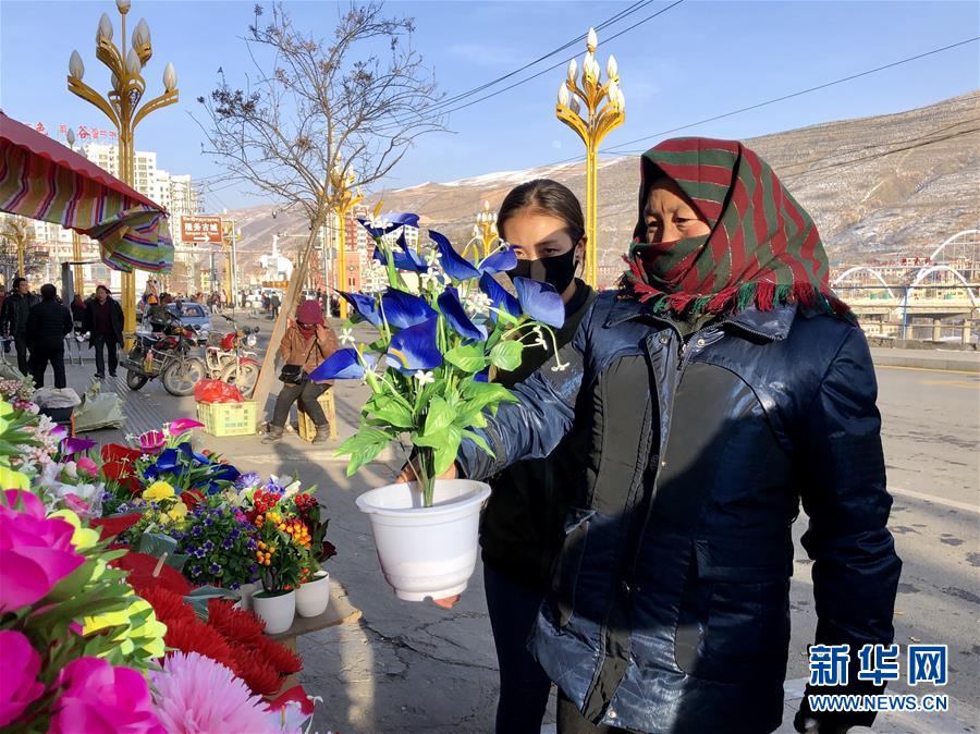 （新春走基層·圖文互動(dòng)）（2）“只要備好年貨，新的一年就可以風(fēng)調(diào)雨順”——臘月藏區(qū)年貨市場見聞