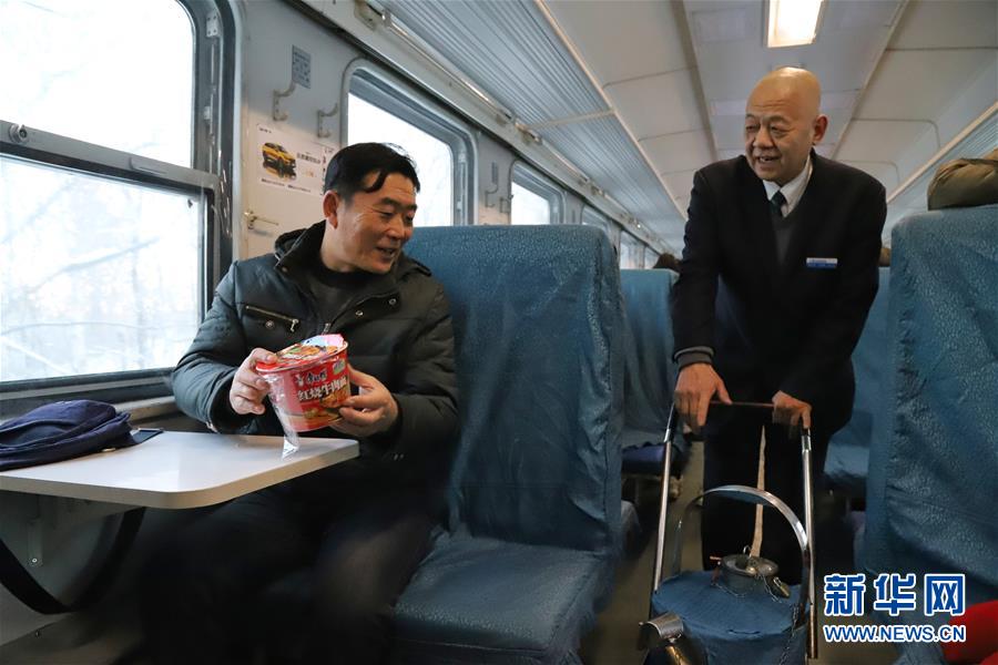 （新春走基層·圖文互動）（1）小康路上，與“小慢車”同行——長白山區(qū)綠皮火車二三事