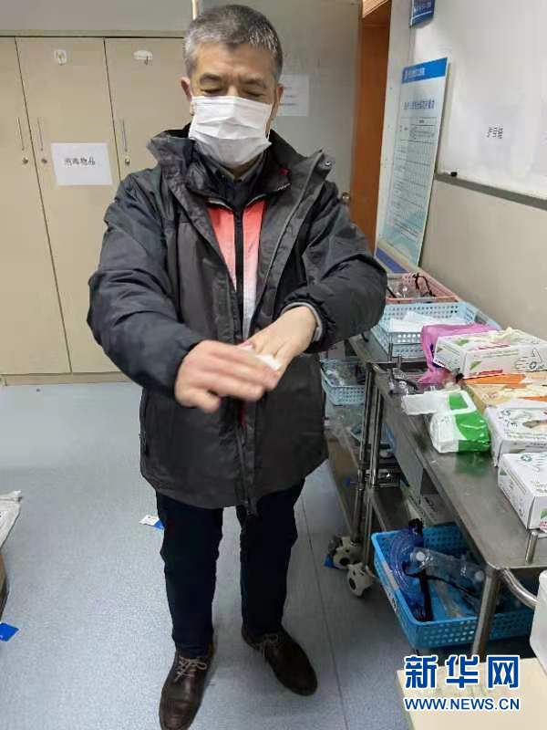 （新華全媒頭條·圖文互動(dòng)）（3）戰(zhàn)紅區(qū)！——發(fā)生在武漢抗疫隔離病房內(nèi)的故事