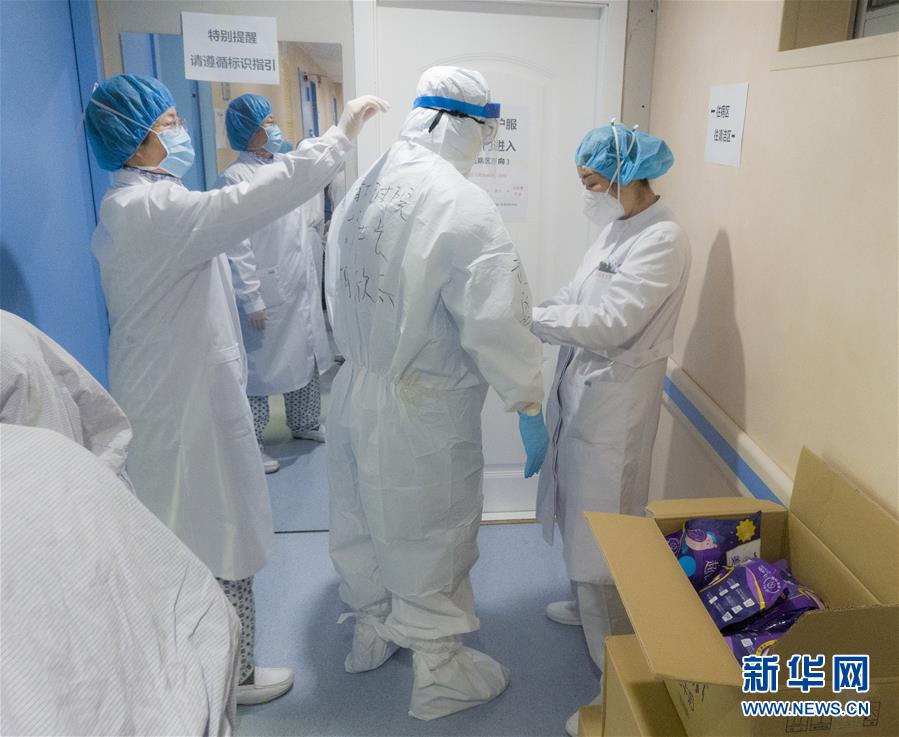 （新華全媒頭條·圖文互動）（4）“與國家同舟，與人民共濟”——新冠肺炎重癥救治同濟醫(yī)院戰(zhàn)“疫”直擊