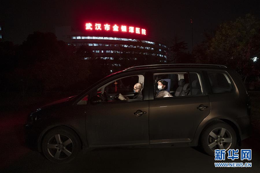 （一線抗疫群英譜·圖文互動(dòng)）（1）特寫：為節(jié)省10分鐘，這對(duì)醫(yī)護(hù)夫妻“以車為家”