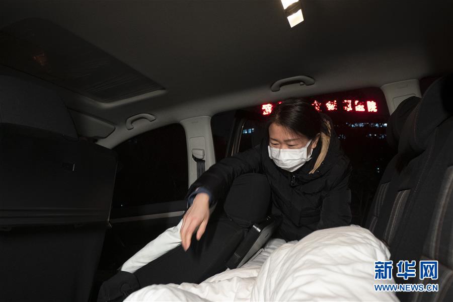 （一線抗疫群英譜·圖文互動(dòng)）（2）特寫：為節(jié)省10分鐘，這對(duì)醫(yī)護(hù)夫妻“以車為家”