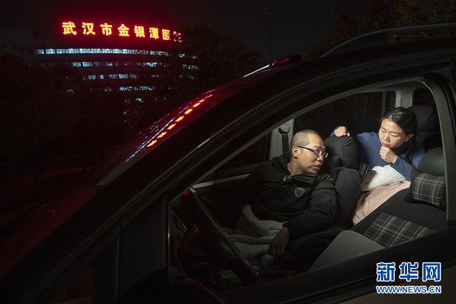 （一線抗疫群英譜·圖文互動(dòng)）（3）特寫：為節(jié)省10分鐘，這對(duì)醫(yī)護(hù)夫妻“以車為家”