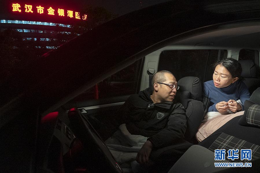 （一線抗疫群英譜·圖文互動(dòng)）（6）特寫：為節(jié)省10分鐘，這對(duì)醫(yī)護(hù)夫妻“以車為家”