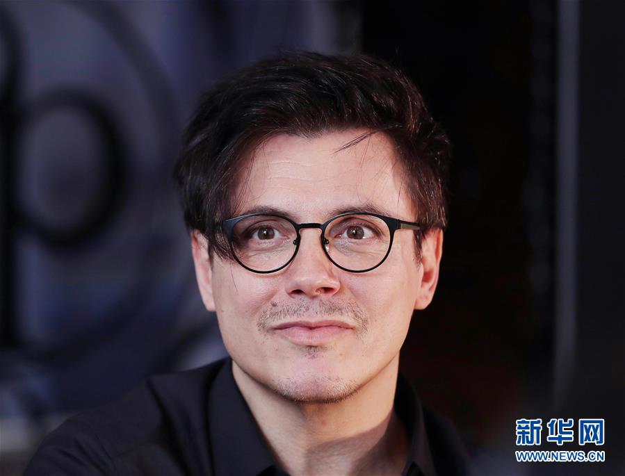 （國際·圖文互動）（6）通訊：手牽手，我們共同驅(qū)散陰霾——法國音樂人創(chuàng)作抗疫歌曲背后的故事