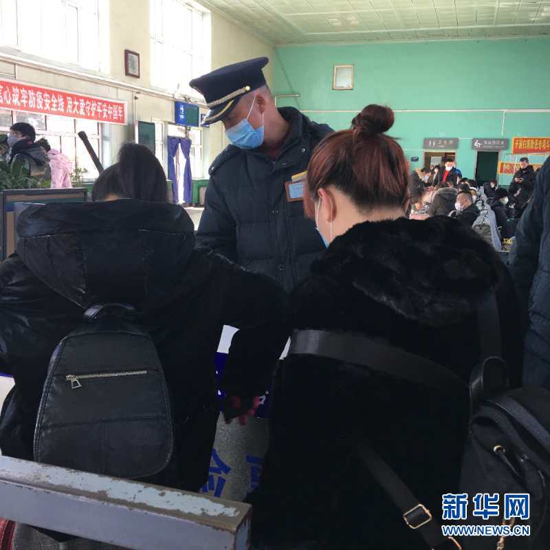 （新華網(wǎng)·圖文互動）（2）疫情下，小站鐵路安檢員收獲10多萬粉絲