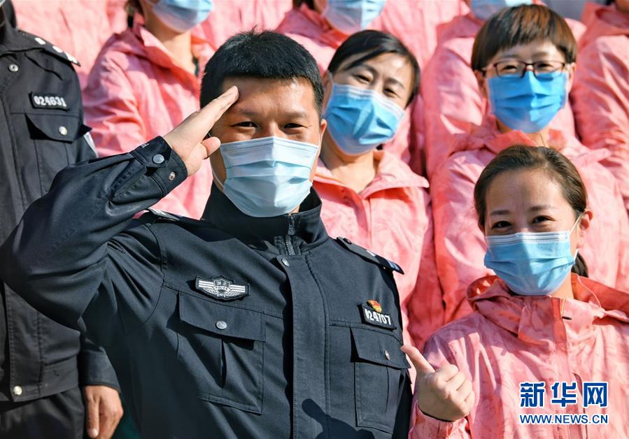 （習(xí)近平致敬的戰(zhàn)“疫”英雄·公安干警篇·圖文互動）（1）他們，抗疫一線鑄警魂