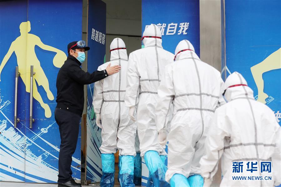（習(xí)近平致敬的戰(zhàn)“疫”英雄·公安干警篇·圖文互動）（2）他們，抗疫一線鑄警魂