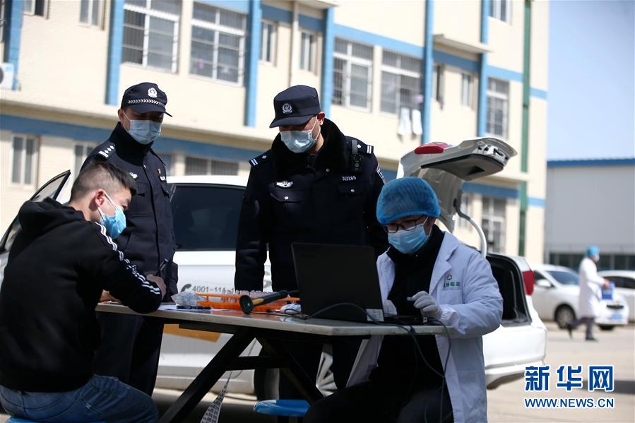 （習(xí)近平致敬的戰(zhàn)“疫”英雄·公安干警篇·圖文互動）（3）他們，抗疫一線鑄警魂