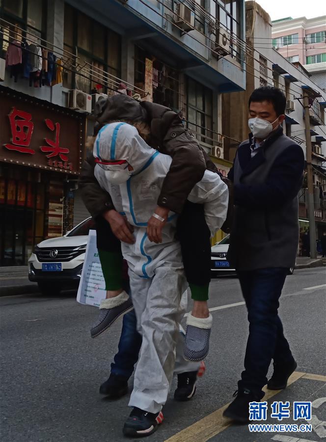 （習(xí)近平致敬的戰(zhàn)“疫”英雄·公安干警篇·圖文互動）（4）他們，抗疫一線鑄警魂