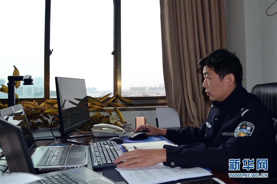 （習(xí)近平致敬的戰(zhàn)“疫”英雄·公安干警篇·圖文互動）（8）他們，抗疫一線鑄警魂