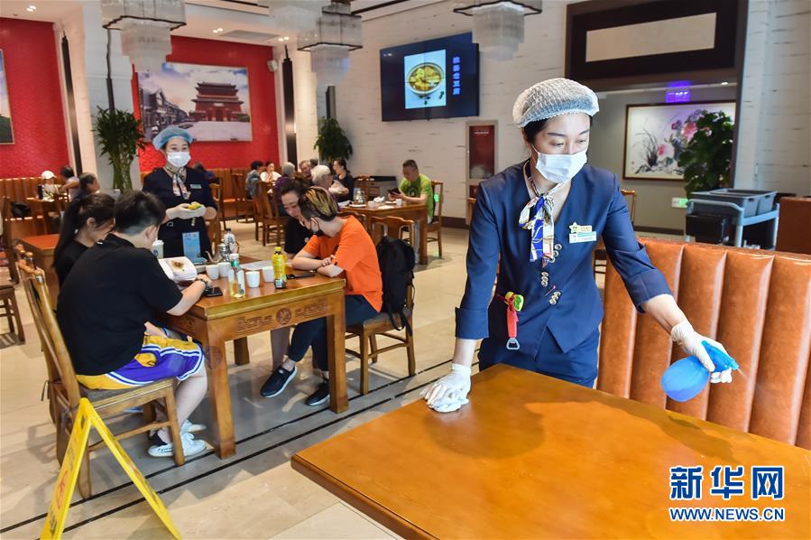 （圖文互動）（2）北京節(jié)日市場復工忙、人氣旺