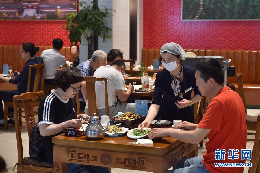 （圖文互動）（3）北京節(jié)日市場復工忙、人氣旺