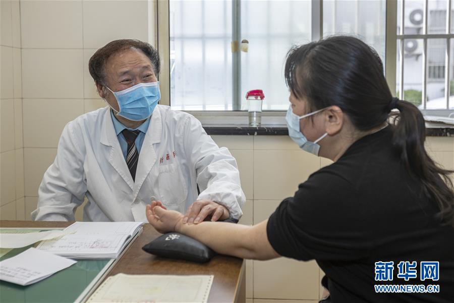 （代表委員履職·圖文互動）（4）“履職與行醫(yī)，都要精益求精”——全國政協(xié)委員吳煥淦履職記