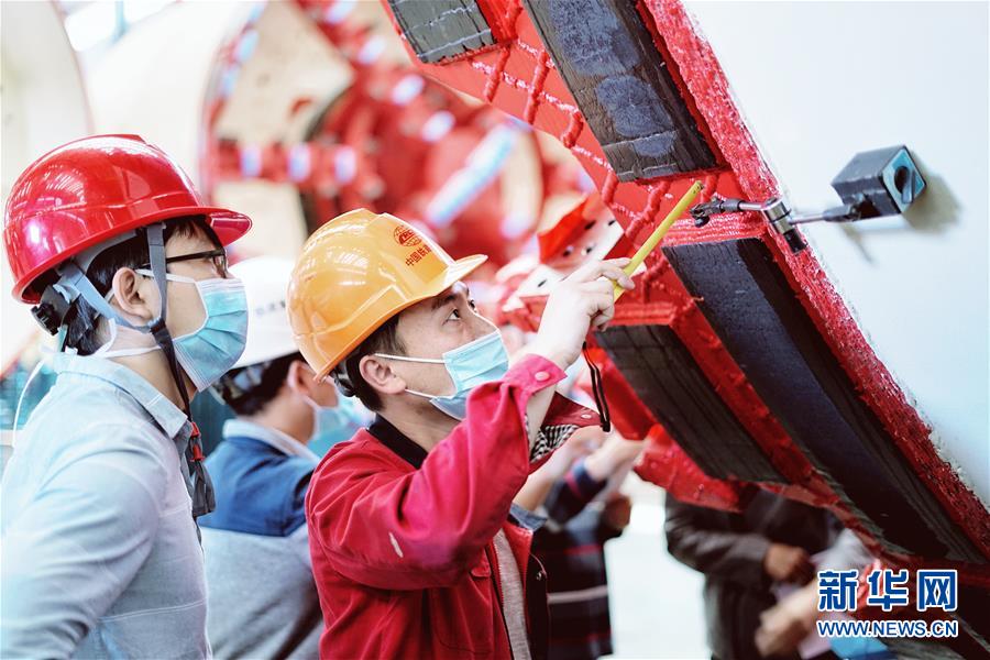 （在習(xí)近平新時代中國特色社會主義思想指引下——新時代新作為新篇章·習(xí)近平總書記關(guān)切事·圖文互動）（1）最有力的支撐，最堅(jiān)決的攀登——記錄奮戰(zhàn)在復(fù)工復(fù)產(chǎn)一線的科技工作者