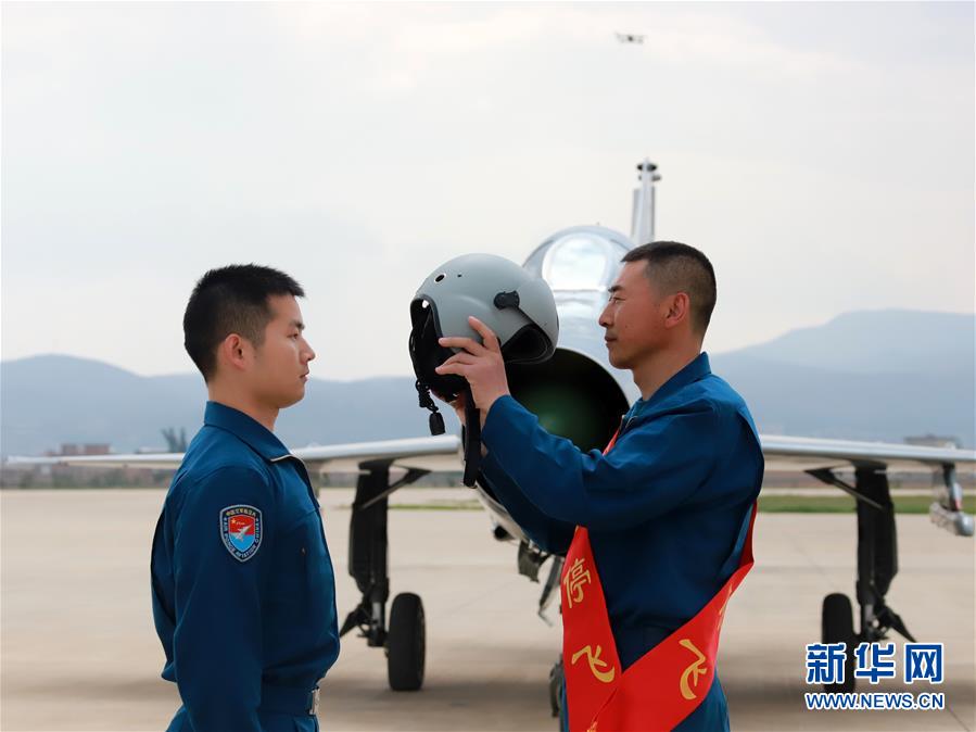 （圖文互動）（2）5290小時(shí)！中國空軍殲擊機(jī)飛行紀(jì)錄保持者光榮停飛