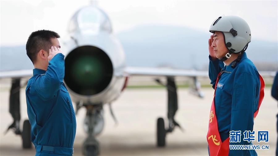 （圖文互動）（8）5290小時(shí)！中國空軍殲擊機(jī)飛行紀(jì)錄保持者光榮停飛