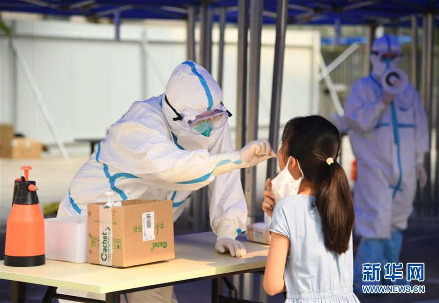 （新華全媒頭條·圖文互動）（1）構(gòu)筑守護城市、守護生命的堅強防線——北京開展大規(guī)模核酸檢測