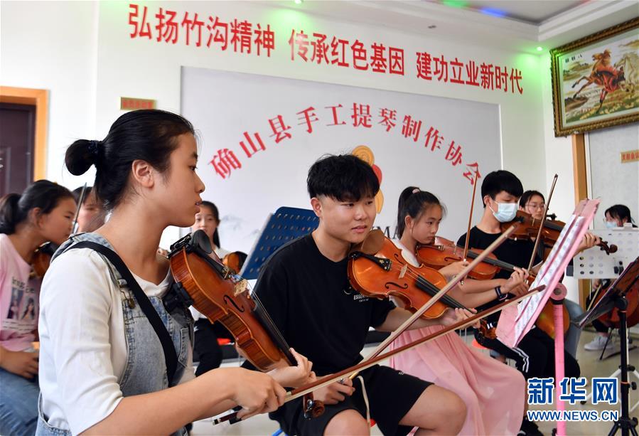 （走向我們的小康生活·圖文互動）（8）放下鋤頭，卻撥動命運的琴弦