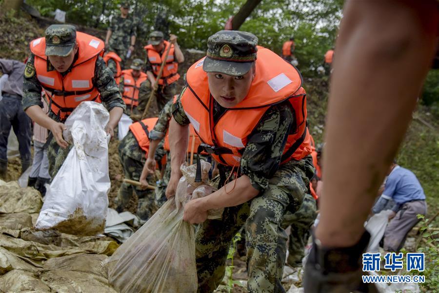（防汛抗洪·圖文互動）（6）洪水不退，子弟兵誓死不退——解放軍和武警部隊官兵參與洪澇災害搶險救援記事