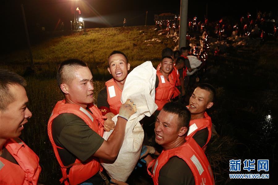（防汛抗洪·圖文互動）（8）洪水不退，子弟兵誓死不退——解放軍和武警部隊官兵參與洪澇災害搶險救援記事