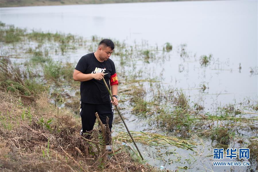 （防汛抗洪·圖文互動）（2）在大堤上成長，為人民守護(hù)——洪水中的青年“生力軍”