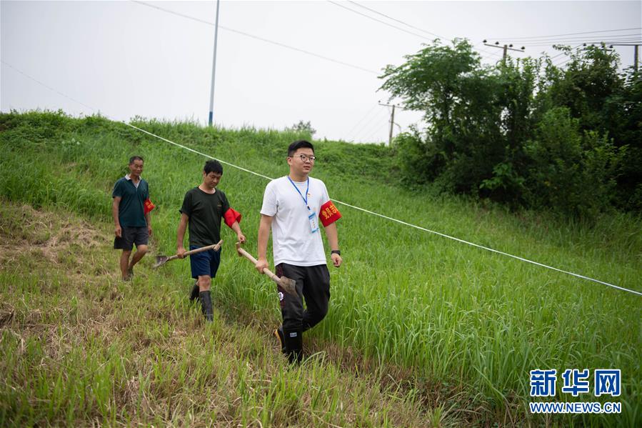（防汛抗洪·圖文互動）（3）在大堤上成長，為人民守護(hù)——洪水中的青年“生力軍”