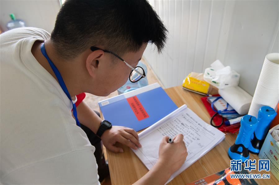 （防汛抗洪·圖文互動）（4）在大堤上成長，為人民守護(hù)——洪水中的青年“生力軍”