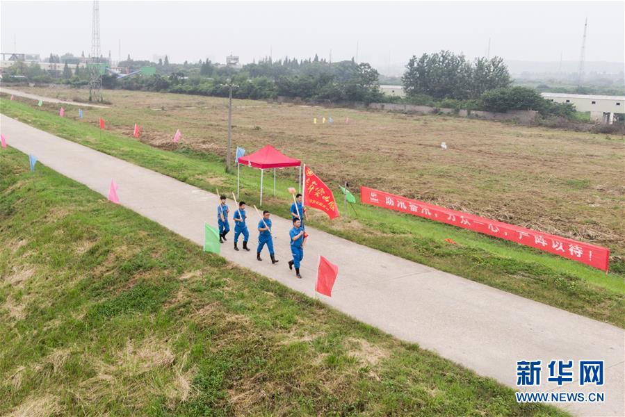 （防汛抗洪·圖文互動）（7）在大堤上成長，為人民守護(hù)——洪水中的青年“生力軍”