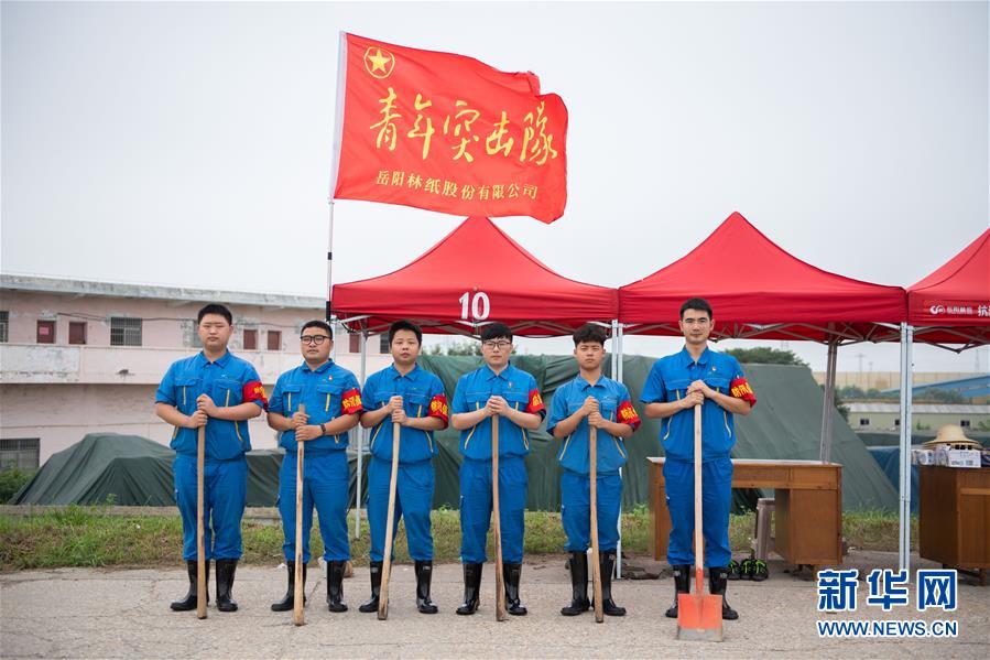 （防汛抗洪·圖文互動）（8）在大堤上成長，為人民守護(hù)——洪水中的青年“生力軍”