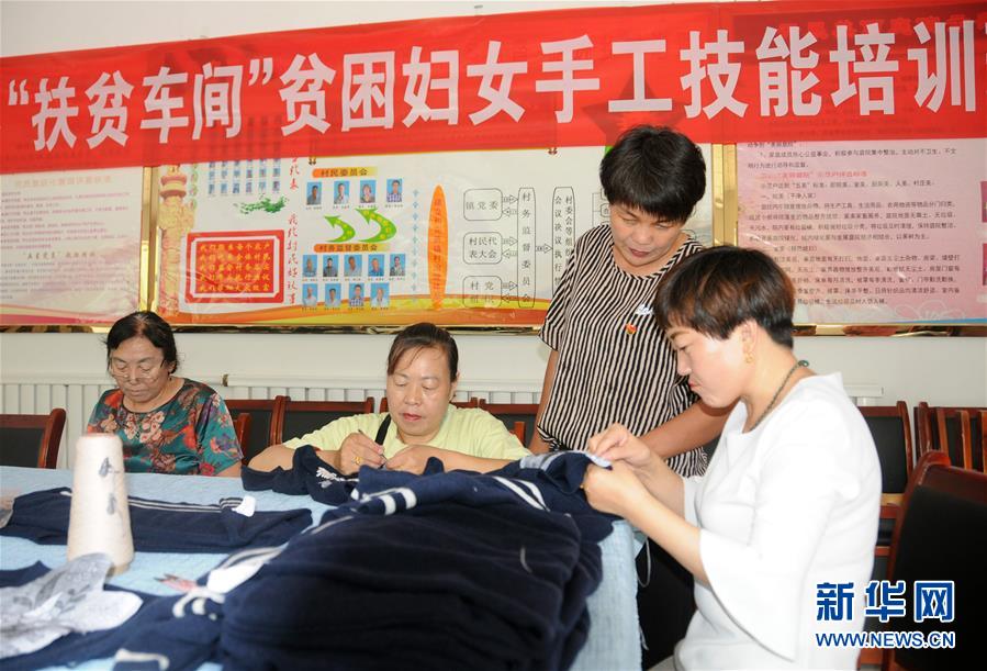 （決戰(zhàn)決勝脫貧攻堅(jiān)·圖文互動(dòng)）（1）內(nèi)蒙古河套：一雙巧手、一副棒針、一團(tuán)毛線打造貧困戶“炕頭經(jīng)濟(jì)”