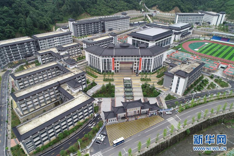 （新華視點·圖文互動）（1）學校建漂亮點本無錯，為何這所“豪華中學”讓人困惑？