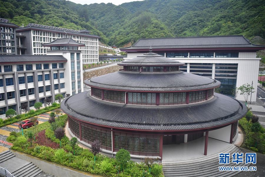 （新華視點·圖文互動）（4）學校建漂亮點本無錯，為何這所“豪華中學”讓人困惑？