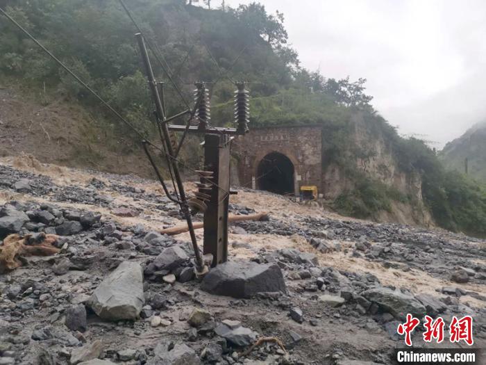 因泥石流受損的成昆鐵路區(qū)間?！ソ?攝