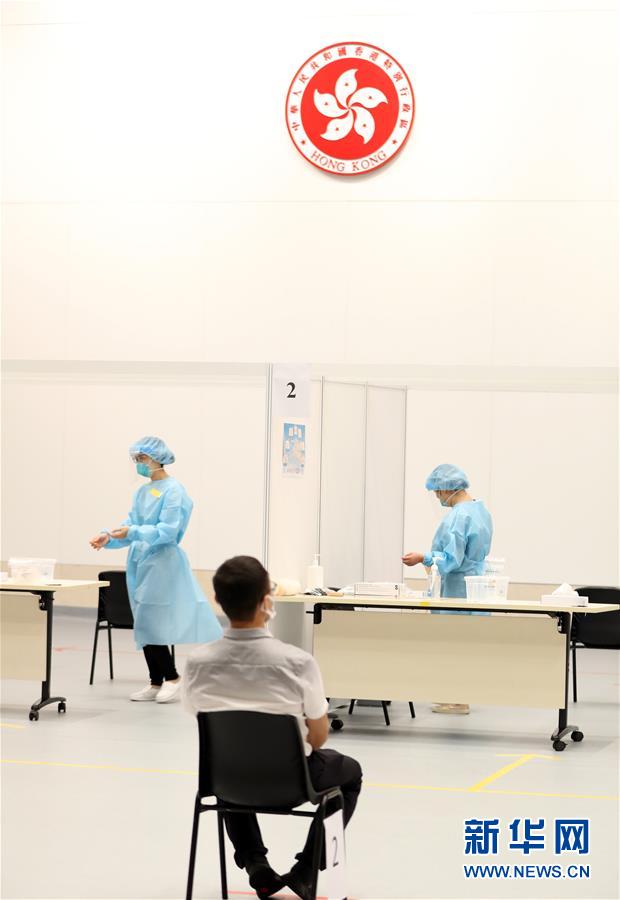 （圖文互動）（2）特寫：新冠病毒普檢首日，香港市民踴躍參與
