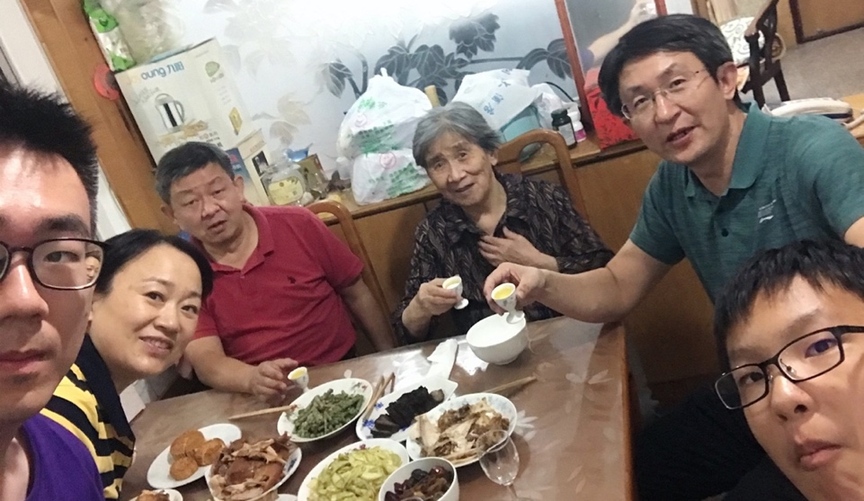 10月1日，留學(xué)生李天力（左一）在老家淄博的親戚家中與親人一起吃晚飯，共度中秋