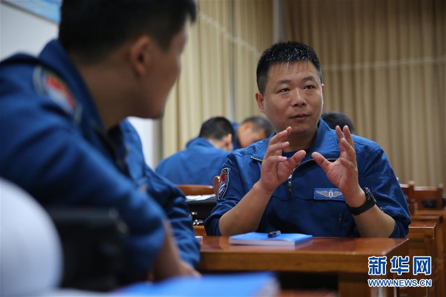 （在習(xí)近平強(qiáng)軍思想指引下·我們?cè)趹?zhàn)位報(bào)告·圖文互動(dòng)）（4）偵天探海 狩獵?？?mdash;—南部戰(zhàn)區(qū)海軍航空兵某師加速轉(zhuǎn)型提升新質(zhì)戰(zhàn)斗力記事