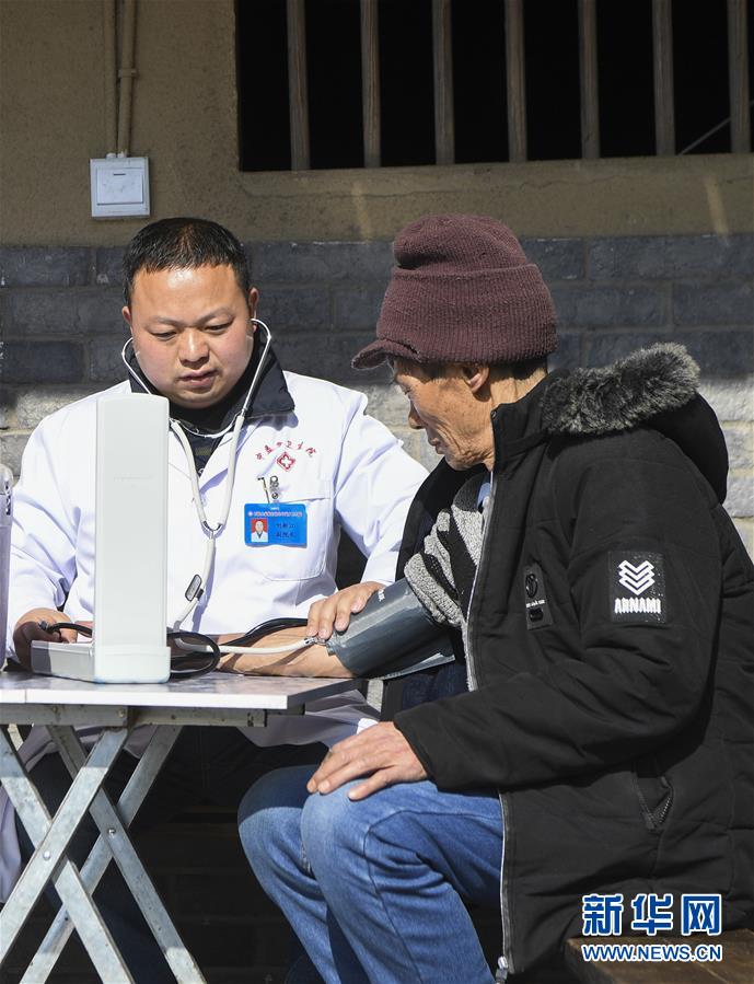 （習近平的小康故事·新華網·圖文互動）（5）“真正解決好基層群眾看病難、看病貴問題”——習近平和群眾健康的故事
