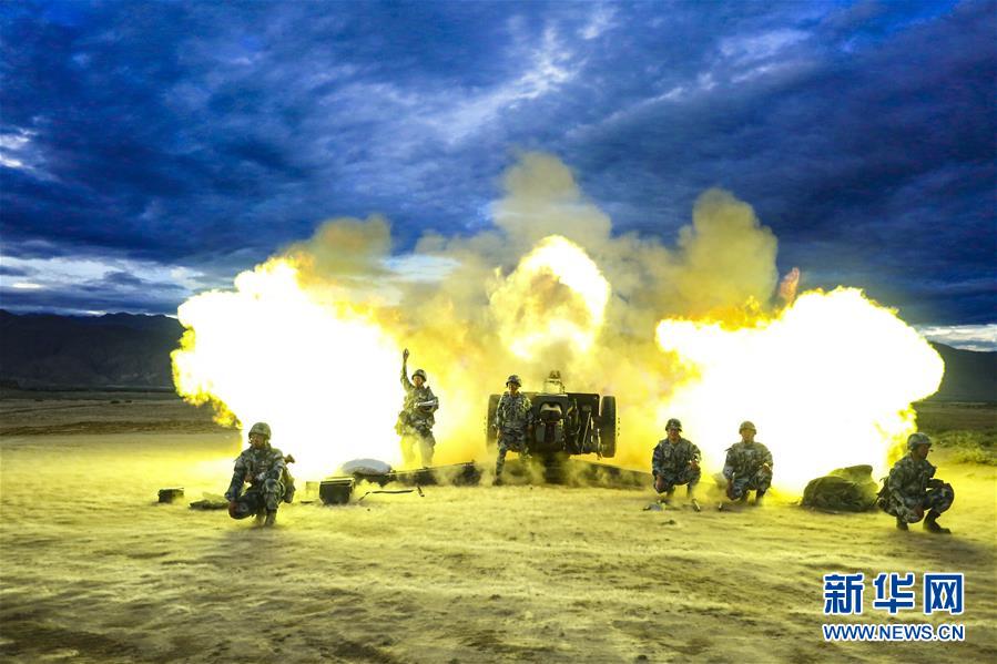 （在習(xí)近平強(qiáng)軍思想指引下·我們?cè)趹?zhàn)位報(bào)告·圖文互動(dòng)）（1）朵朵傘花綻放，勝戰(zhàn)精兵天降——空降兵部隊(duì)某旅教導(dǎo)員余海龍帶領(lǐng)官兵傳承黃繼光精神記事