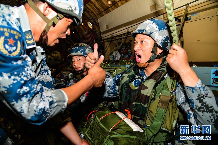 （在習(xí)近平強(qiáng)軍思想指引下·我們?cè)趹?zhàn)位報(bào)告·圖文互動(dòng)）（3）朵朵傘花綻放，勝戰(zhàn)精兵天降——空降兵部隊(duì)某旅教導(dǎo)員余海龍帶領(lǐng)官兵傳承黃繼光精神記事