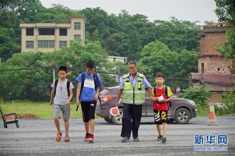 (新華全媒頭條·圖文互動)(11)凝聚民族復興的精神偉力——以習近平同志為核心的黨中央重視思想道德建設關心關愛道德模范紀實