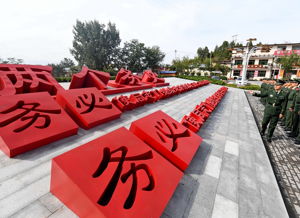全面從嚴(yán)治黨，以更高能力和水平引領(lǐng)新時(shí)代