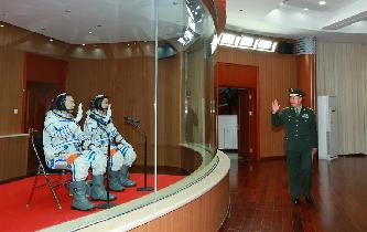 范長龍看望神舟十一號航天員景海鵬、陳冬