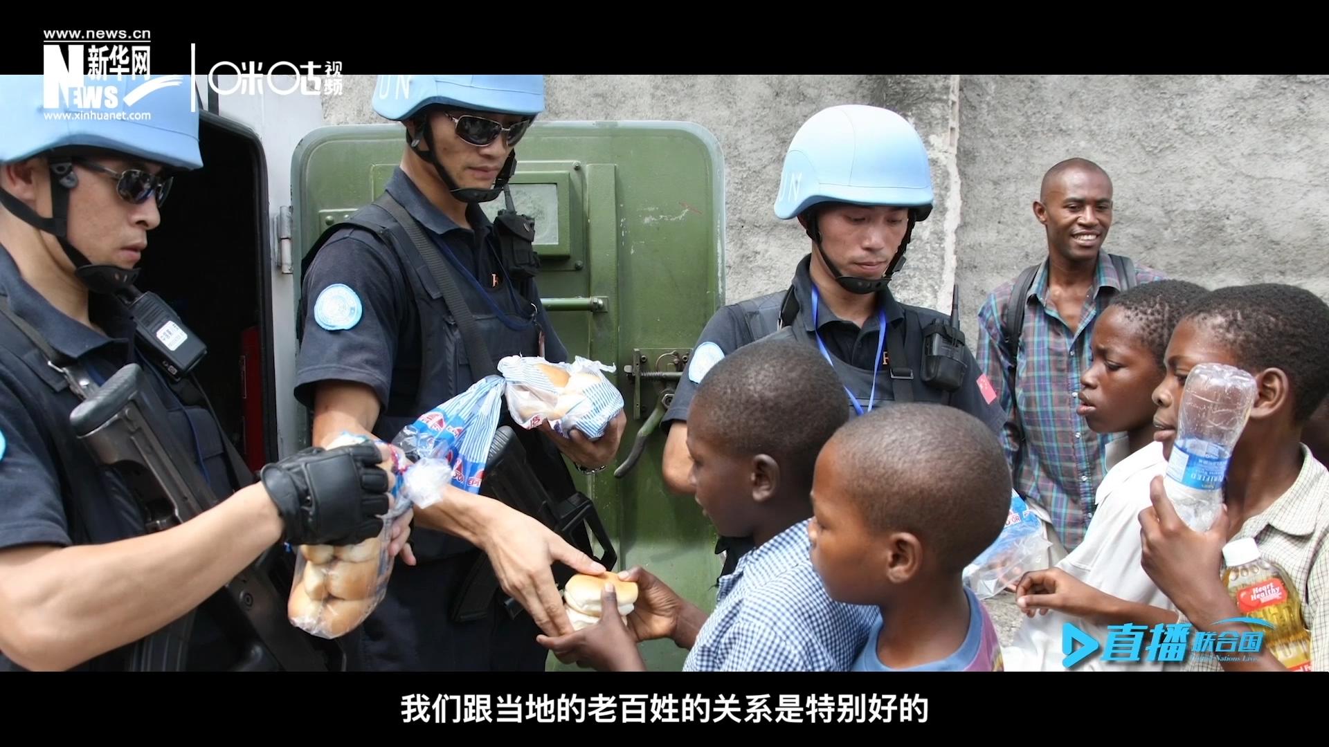 這群胸前印著五星紅旗的警察，在當(dāng)?shù)孛癖娦睦镉兄恋榈榈姆萘?，也傳遞出許多的善意與感動(dòng)。