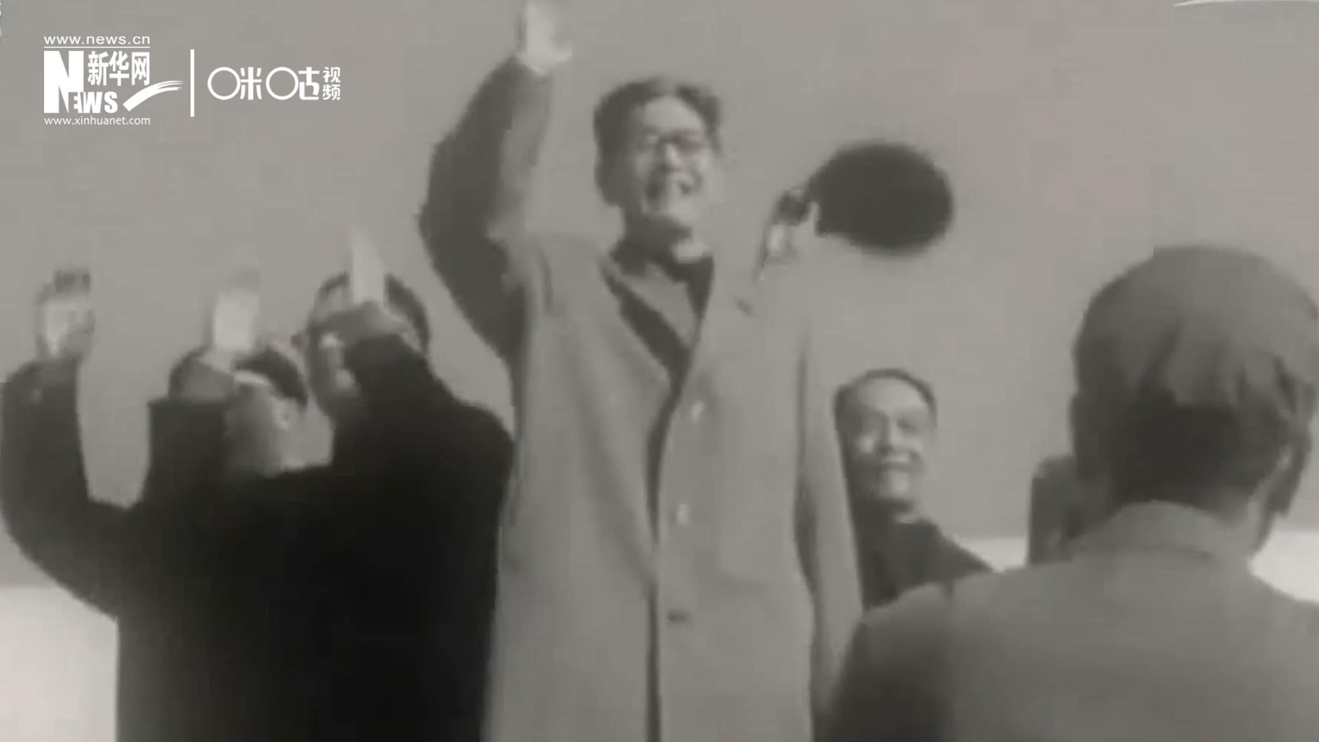 1971年11月9日，全新成立的中國聯(lián)合國代表團(tuán)在群眾的歡呼與掌聲中登上專機(jī)，正式開啟了中國的聯(lián)合國之旅。