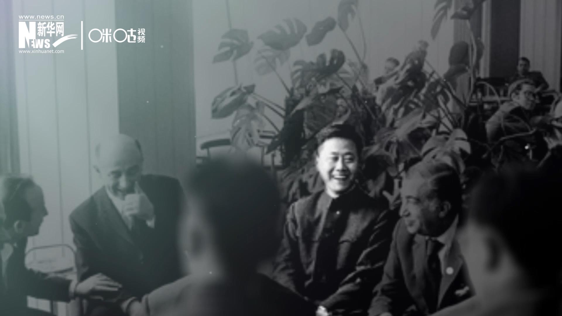 照片里的這個人是高梁，原新華社國際部記者。原本作為代表團(tuán)隨行記者的他接到通知，由他帶領(lǐng)一支先遣小組先行去紐約。